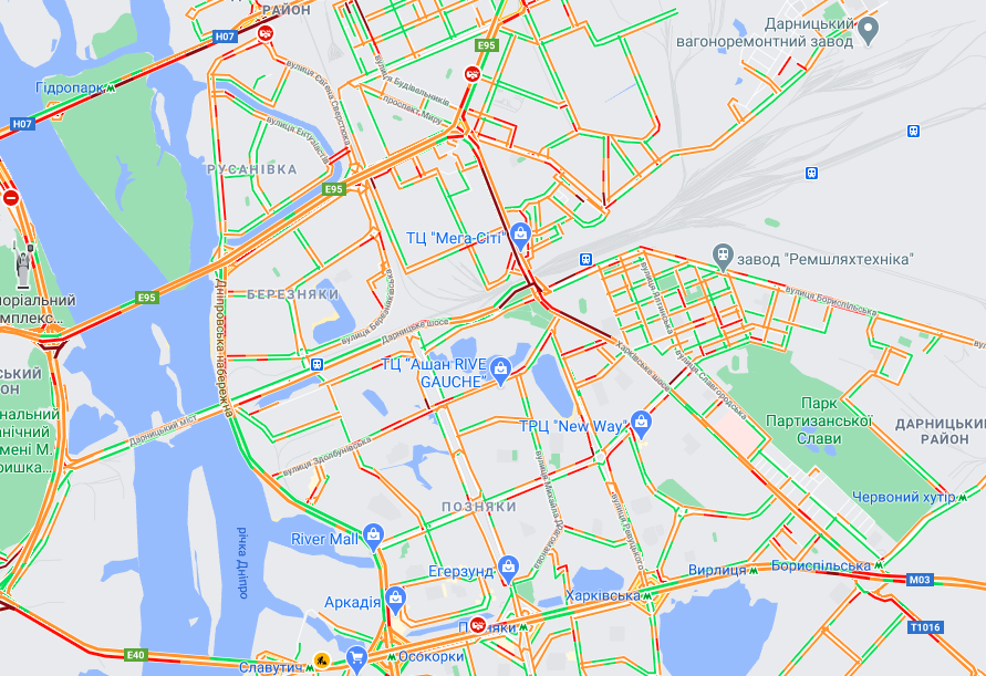 В Киеве образовались пробки из-за снегопада: карта